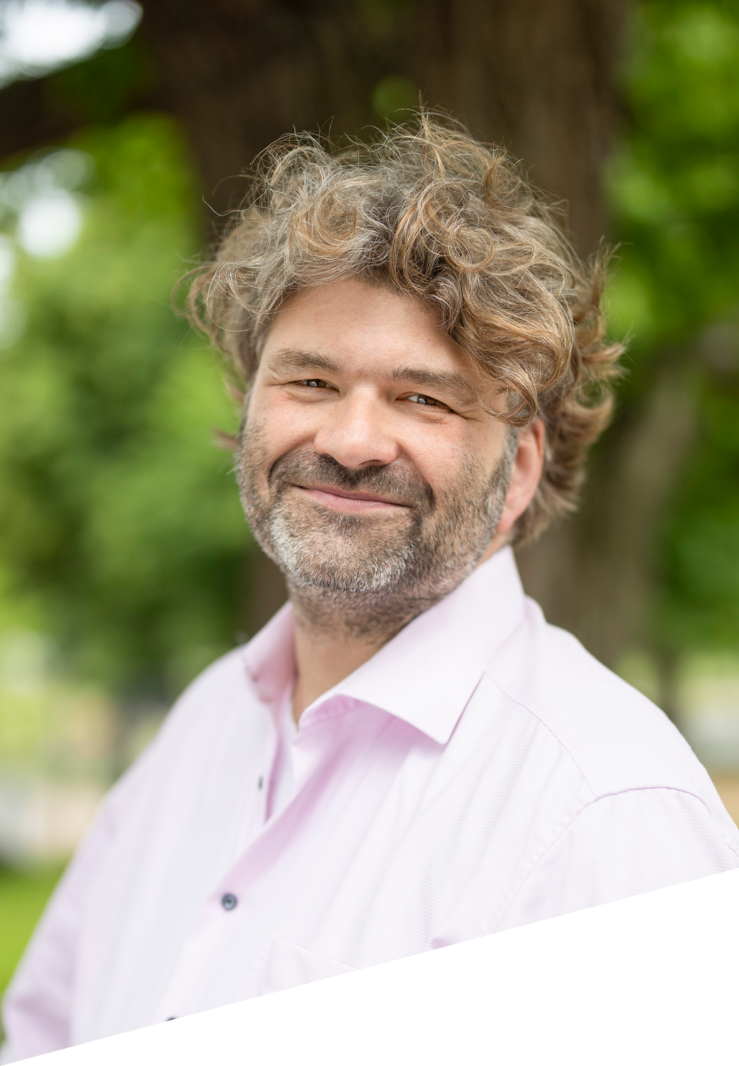 Attila Gümüs schaut in die Kamera